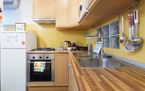 Suite Meda: Køkken Apparat, Køkken, Større Bandage, Countertop, Træ, Gulvbelægning, Komfur, Husholdningsapparat, Indretning, Cabinetry