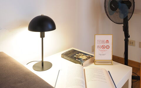Suite Meda: Møbel, Belysning, Lampeskærm, Indretning, Lysarmatur, Lampe, Bord, Skrivebord, Stol, Stue
