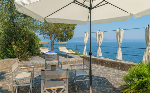 Portofino: Møbel, Udendørs Møbler, Hav, Bord, Skygge, Coastal Og Oceaniske Landskabsformer, Stol, Udendørs Bord, Ocean, Kyst