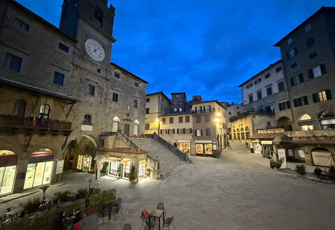 La Casa sulla Piazza: Bygning, City, Væg, Vindue, Stad, Byområde, Facade, Hus, Offentlige Rum, Kvarter