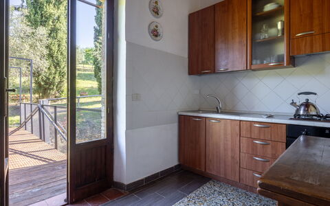 Podere le Lune with Pool, San Gimignano: Træ, Gulvbelægning, Bejdse, Hårdttræ, Køkken, Countertop, Cabinetry, Køkken & Spisebord, Klarlak, Flise