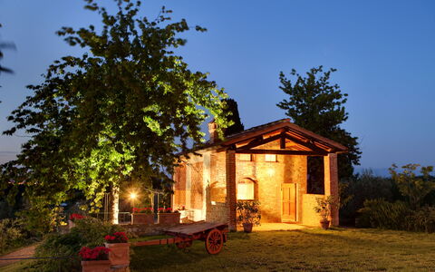 Mattei Villa: Træ, Sommerhus, Hus, Tag, Landdistrikt, Garden Bygninger, Have, Stuehus, Backyard, Landsby