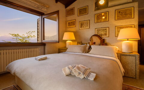 Isa Villa: Væg, Soveværelse, Hjem, Belysning, Billedramme, Møbel, Værelse, Seng, Bed Frame, Sengetøj