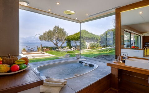 Isa Villa: Møbel, Indretning, Udvej, Sanitærarmatur, Badekar, Stol, Svømmepøl, Loft, Stueplante