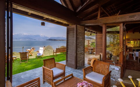 Isa Villa: Træ, Udvej, Sommerhus, Veranda, Hjem, Eco Hotel, Dør, Dæk, Hårdttræ, Skygge