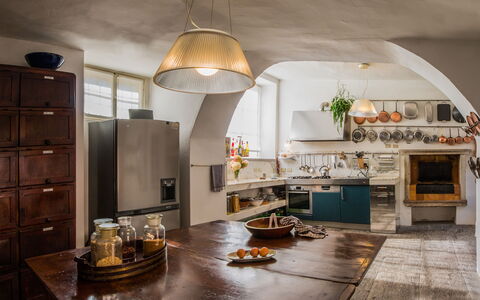 Romantica 16: Møbel, Indretning, Køkken, Gulvbelægning, Countertop, Belysning, Lysarmatur, Loft, Værelse, Cabinetry