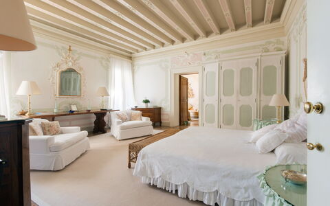 Galero: Møbel, Indretning, Seng, Soveværelse, Væg, Sengetøj, Træ, Loft, Etage, Gulvbelægning