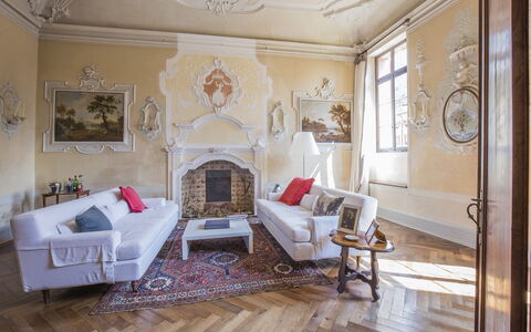Jasmine Villa: Møbel, Indretning, Gulvbelægning, Væg, Etage, Couch, Træ, Loft, Stue, Belysning