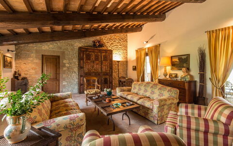 Molinazzo: Møbel, Væg, Hjem, Indretning, Hus, Bord, Stol, Gulvbelægning, Stue, Couch