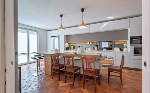 Angela Villa: Møbel, Indretning, Gulvbelægning, Køkken, Etage, Countertop, Træ, Stol, Loft, Køkken & Spisebord