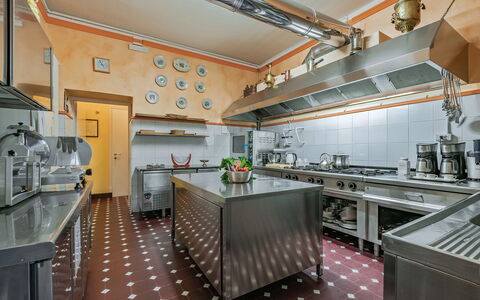 Camilla Villa: Køkken, Countertop, Indretning, Belysning, Loft, Køkken Apparat, Gulvbelægning, Møbel, Komfur, Større Bandage