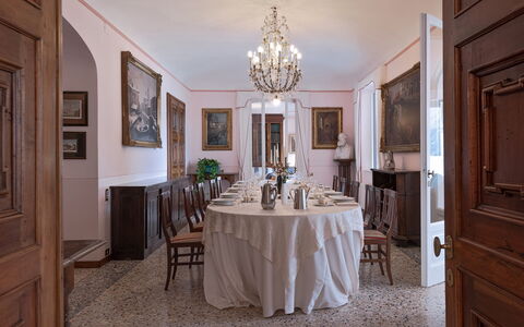 Camilla Villa: Møbel, Indretning, Bord, Gulvbelægning, Træ, Stol, Etage, Spisestue, Loft, Belysning