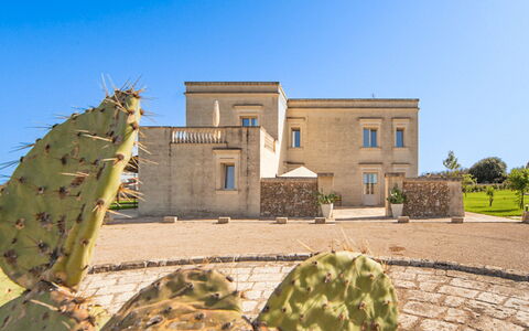 Masseria Ficalindia: Himmel, Facade, Arkitektur, Hjem, Estate, Mansion, Villa, Landscaping, Indkørsel