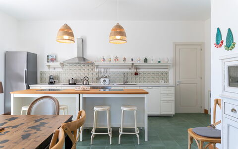 Masseria Ficalindia: Møbel, Indretning, Køkken, Gulvbelægning, Cabinetry, Countertop, Træ, Etage, Loft, Lysarmatur