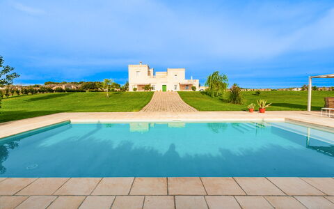 Masseria Ficalindia: Blå, Svømmepøl, Have, Lawn, Landscaping, Villa