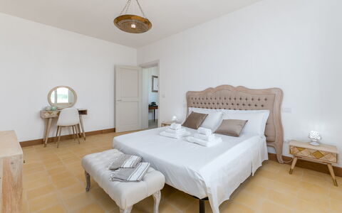 Masseria Ficalindia: Møbel, Seng, Soveværelse, Sengetøj, Træ, Sengetøj, Indretning, Etage, Bed Frame, Gulvbelægning