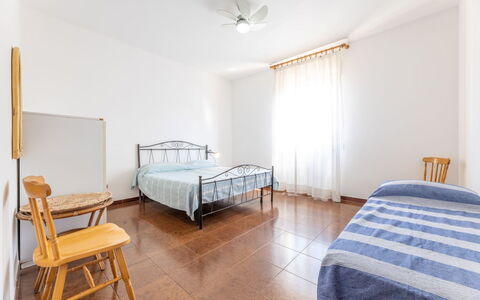 Appartamento Smeraldo, Gallipoli: Etage, Gulvbelægning, Træ, Soveværelse, Seng, Møbel, Sengetøj, Indretning, Loft, Sengetøj