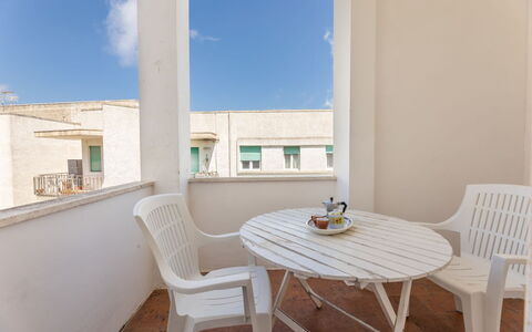 Appartamento Smeraldo, Gallipoli: Lejlighed, Møbel, Etage, Altan, Stol, Udendørs Møbler, Kaffebord, Hotel, Dagslys