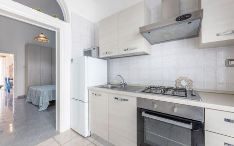 Casa Marinella, Marina di Mancaversa: Gulvbelægning, Større Bandage, Køkken, Etage, Køkken Apparat, Indretning, Countertop, Cabinetry, Møbel, Lejlighed