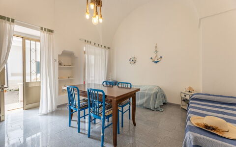 Casa Marinella, Marina di Mancaversa: Gulvbelægning, Etage, Loft, Indretning, Møbel, Værelse, Stol, Hal, Flise