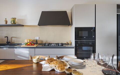 Mami: Køkken, Køkken Apparat, Countertop, Indretning, Møbel, Større Bandage, Gulvbelægning, Komfur, Husholdningsapparat, Cabinetry
