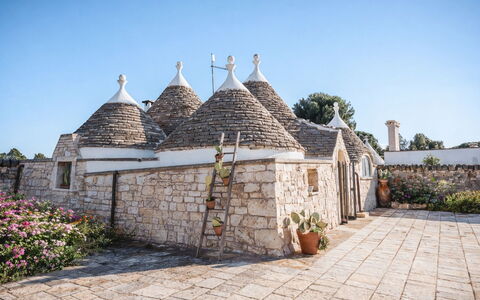 Trulli al Verde Viburno: Dome, Dome, Flise