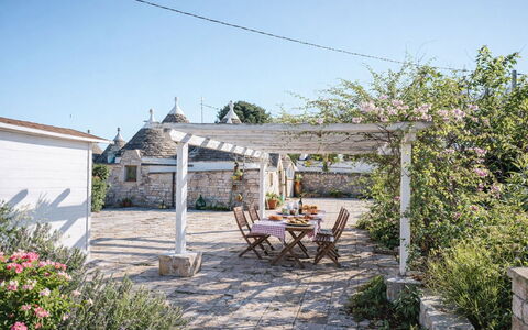 Trulli al Verde Viburno: Flise, Blomsterkrukke, Have, Skygge, Udendørs Struktur, Stueplante, Landscaping, Gård, Pergola, Cobblestone
