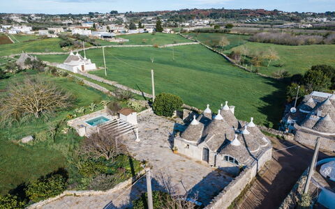 Trulli al Verde Viburno: Væg, Arkitektur, Landskab, Estate, Landscaping, Stenmur, Flise, Indkørsel, Landsby, Walkway