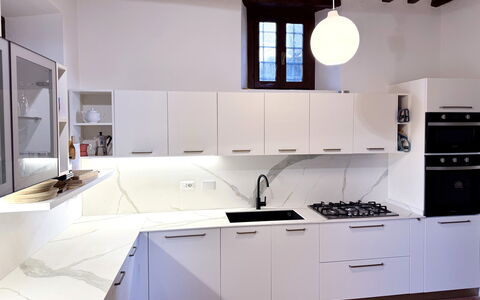 Villa Ulivacci: Køkken, Countertop, Gulvbelægning, Indretning, Møbel, Cabinetry, Større Bandage, Hjem, Køkken Apparat, Etage