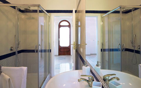 Villa Sam: Indretning, Gulvbelægning, Etage, Sanitærarmatur, Belysning, Loft, Badeværelse, Tap, Vvs, Lejlighed