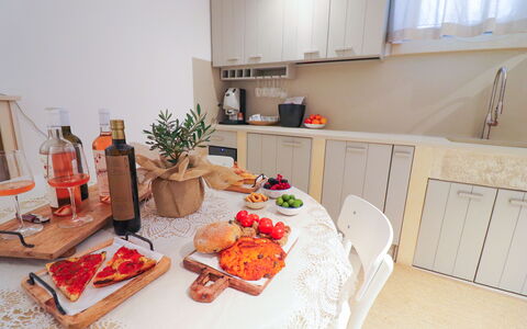 Bacchus: Historic Charming Home: Mad, Møbel, Bordservice, Indretning, Countertop, Værelse, Køkken Apparat, Køkken, Cabinetry, Stol