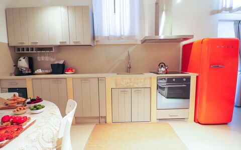 Bacchus: Historic Charming Home: Køkken Apparat, Køkken, Større Bandage, Indretning, Countertop, Møbel, Husholdningsapparat, Træ, Køleskab, Gulvbelægning