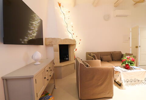 Bacchus Luxury Home: Møbel, Indretning, Væg, Couch, Træ, Gulvbelægning, Værelse, Etage, Loft, Stue