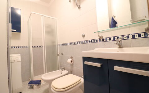 Circe Sea View: Sanitærarmatur, Gulvbelægning, Badeværelsesvask, Etage, Badeværelse, Håndvask, Indretning, Toiletbræt, Tap, Toilet