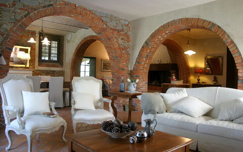 Villa Il Colto: Møbel, Indretning, Væg, Couch, Træ, Gulvbelægning, Bord, Loft, Værelse, Stue