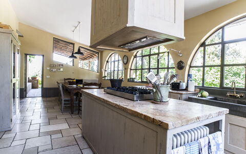 Villa Il Colto: Køkken, Møbel, Indretning, Countertop, Gulvbelægning, Træ, Køkken Apparat, Etage, Cabinetry, Loft