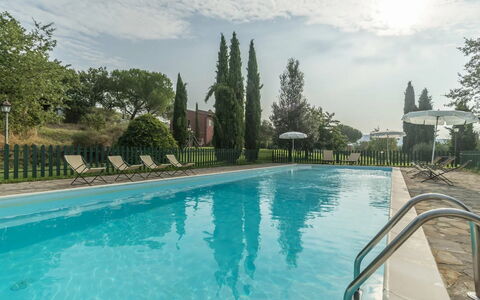 Agriturismo le Case Rosse di Montebuono: Svømmepøl, Busk, Have, Landscaping, Skygge, Eco Hotel, Udendørs Møbler, Udvej, Hacienda