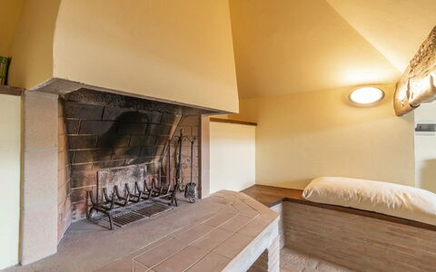 Agriturismo le Case Rosse di Montebuono: Indretning, Gulvbelægning, Loft, Træ, Etage, Møbel, Værelse, Belysning, Hearth, Stue