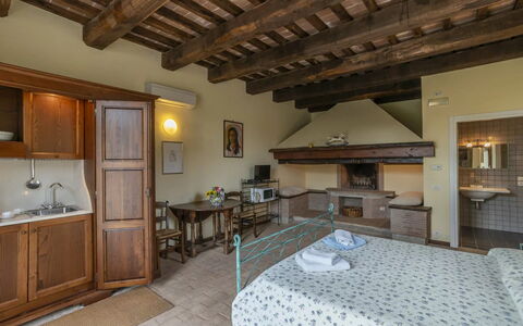 Agriturismo le Case Rosse di Montebuono: Møbel, Væg, Hjem, Værelse, Lejlighed, Loft, Seng, Stol, Bed Frame, Skuffe