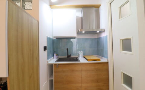 Malika: Indretning, Køkken, Væg, Køkken Apparat, Større Bandage, Countertop, Gulvbelægning, Træ, Cabinetry, Etage
