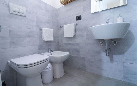 Malika: Badeværelse, Gulvbelægning, Sanitærarmatur, Etage, Toiletbræt, Håndvask, Badeværelsesvask, Toilet, Indretning, Tap