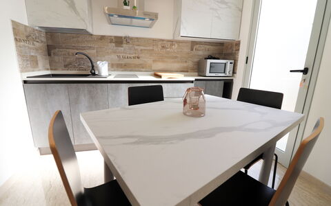 Malika: Møbel, Gulvbelægning, Træ, Etage, Indretning, Køkken & Spisebord, Bord, Stol, Countertop, Spisestue