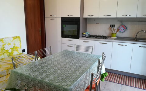 Villa Maddalena: Gulvbelægning, Møbel, Indretning, Etage, Træ, Køkken, Større Bandage, Køkken Apparat, Værelse, Countertop