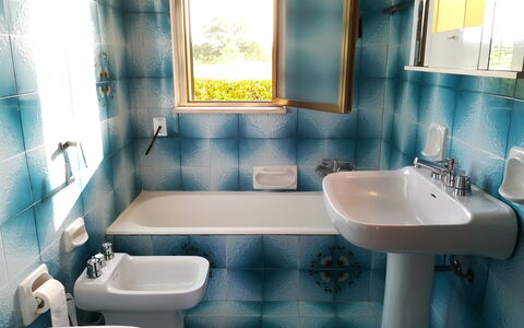 Villa Maddalena: Badeværelse, Sanitærarmatur, Tap, Håndvask, Badeværelsesvask, Gulvbelægning, Vvs, Toilet, Indretning, Etage