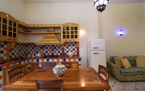 Cariddi Dimora Otranto: Køkken, Indretning, Gulvbelægning, Træ, Etage, Møbel, Countertop, Loft, Cabinetry, Køkken Apparat
