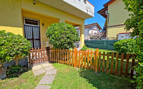 Casa Serena: Hus, Hjem, Have, Lawn, Hegn, Backyard, Gård, Landscaping, Skygge, Home Fencing