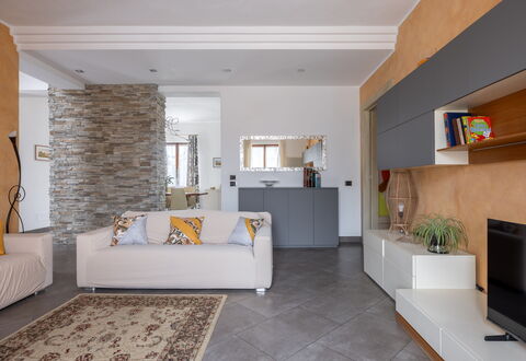 Casa Lory, Monteriggioni, Siena: Møbel, Indretning, Gulvbelægning, Couch, Væg, Etage, Stue, Træ, Værelse, Loft