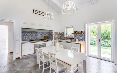 Villa Romantic Garden: Indretning, Gulvbelægning, Møbel, Etage, Loft, Belysning, Værelse, Køkken, Køkken & Spisebord, Bord