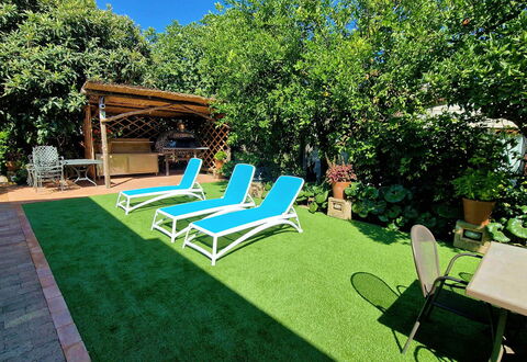 Villa Romantic Garden: Have, Busk, Møbel, Udendørs Møbler, Backyard, Skygge, Lawn, Eco Hotel, Svømmepøl, Udvej