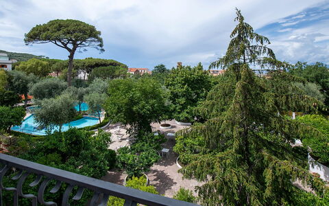 Casa Iago: Træ, Have, Lawn, Landscaping, Skygge, Gård, Parkere, Backyard, Hacienda, Botanisk Have